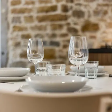 In | Les Emeraude/saphir/rubis Au Coeur De Daire Lyon