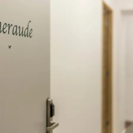In | Les Emeraude/saphir/rubis Au Coeur De Daire *
