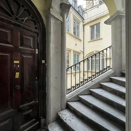 In | Les Emeraude/saphir/rubis Au Coeur De Daire Lyon