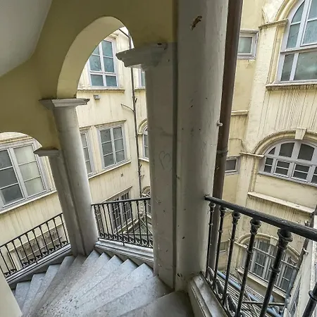 In | Les Emeraude/saphir/rubis Au Coeur De Lyon